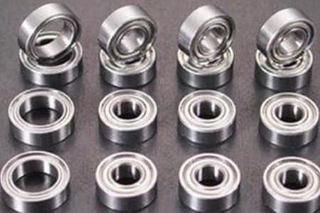 加寬不銹鋼軸承噪音大竟是因?yàn)樗?/></p><p>　　通常來說，加寬不銹鋼軸承本身是沒有噪音的，所謂的“噪音”主要就是軸承和周圍結(jié)構(gòu)之間所產(chǎn)生的振動(dòng)。很多的時(shí)候，噪音大的問題被視為涉及到整個(gè)軸承應(yīng)用的振動(dòng)問題。</p><p>　　<strong>軸承發(fā)生振動(dòng)是因?yàn)橐韵聨讉€(gè)原因：</strong></p><p>　　1、因?yàn)榧虞d的滾動(dòng)體數(shù)量發(fā)生變化而產(chǎn)生激振：</p><p>　　當(dāng)一個(gè)徑向負(fù)荷加載到軸承上的時(shí)候，其所需要承載負(fù)荷的滾動(dòng)體數(shù)量是會(huì)有變化的，這種變化會(huì)引起負(fù)荷方向的偏移，從而導(dǎo)致軸承產(chǎn)生振動(dòng)，這種振動(dòng)是可以通過軸向預(yù)加載來改善。</p><p>　　2、軸承局部已經(jīng)損壞：</p><p>　　軸承安裝錯(cuò)誤或者操作失誤，都可能導(dǎo)致一部分的軸承滾道和滾動(dòng)體受損。這些受損的部件在軸承運(yùn)行的時(shí)候會(huì)產(chǎn)生特定的振動(dòng)頻率。</p><p>　　3、相關(guān)部件的精度：</p><p>　　當(dāng)軸承圈和軸承座或者傳動(dòng)軸之間可以實(shí)現(xiàn)緊密配合的前提條件下，軸承圈可能會(huì)因?yàn)楹拖噜彶考庑芜M(jìn)行配合而出現(xiàn)變形，一旦發(fā)生變形，那么在運(yùn)行的時(shí)候，就會(huì)有振動(dòng)產(chǎn)生。</p><p>　　4、污染物：</p><p>　　軸承在污染環(huán)境中運(yùn)行，雜質(zhì)進(jìn)入軸承的概率就大大提高，雜物就有可能被滾動(dòng)體碾壓，軸承振動(dòng)的程度往往取決于雜質(zhì)的數(shù)量和大小。一般這種振動(dòng)的聲音是比較煩人的。</p><p>　　加寬不銹鋼軸承產(chǎn)生噪音的原因是比較復(fù)雜的，除了上面介紹的幾個(gè)原因之外，軸承疲勞、潤滑劑不足、保持架松動(dòng)等也會(huì)引起軸承噪音。</p></div>
      <div   id=